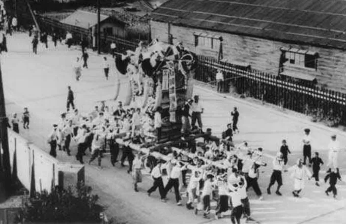 工場前の西原太鼓台（昭和20年代）